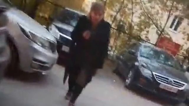 Женщина протащила ребенка по лестнице вниз головой в Саратове смотреть онлайн