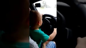 Папа учит ездить на машине