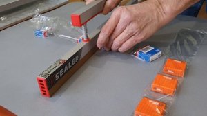 Упаковка маленьких предметов в ПОФ плёнку с помощью ручного запайщика iSealer
