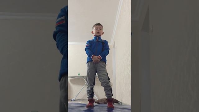 @борьба @вольнаяБорьба Маленький мальчик учит делать приёмы, даёт наставления.