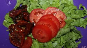 Салат с вялеными томатами и консервированным тунцом