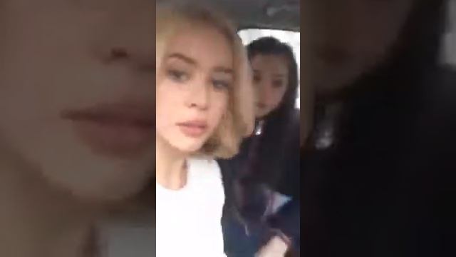 Евгения Медведева и Анна Погорилая на пути в редакцию
