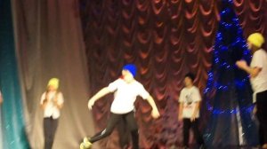 Дети танцуют новогодний брейк данс под зажигательную музыку.