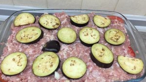 Овощная запеканка с фаршем под соусом