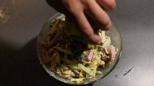 Быстрый и вкусный салат с жаренным яйцом. Всем нравится