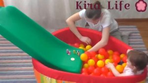 Сухой бассейн с шариками и детская горка. Дети играют и визжат от радости!