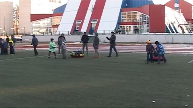 Зареченцы катались на лыжах и «ватрушках» по траве смотреть онлайн