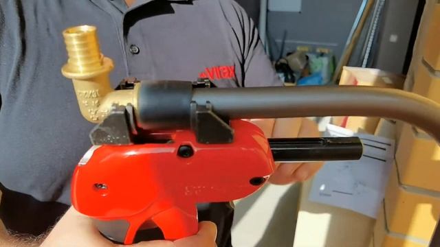 Опрессовка фитинга Rehau диаметром 16мм при помощи компактного инструмента Virax смотреть онлайн