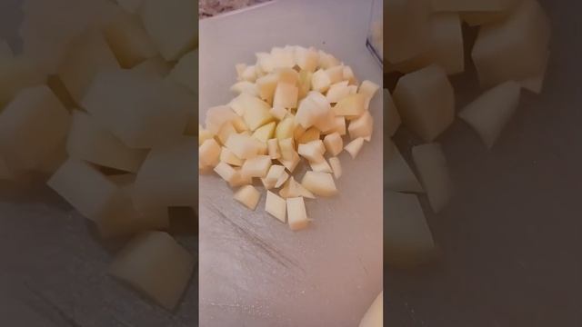 Как быстро нарезать сырую картофель кубиками - для супа?