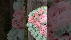 Если добавить в белковозаварной крем агар-агар ,то получается  самый стабильный крем