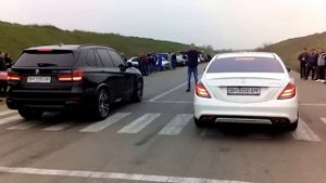 Bmw X5 M 50D vs Mercedes 6.3 AMG dragracing