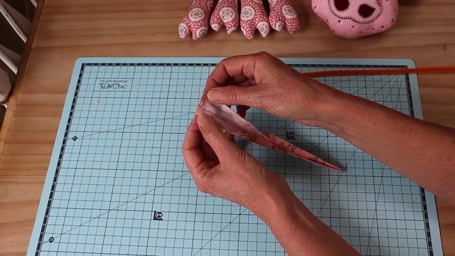 Patchwork Pig || FREE PATTERN || Full Tutorial with Lisa Pay смотреть онлайн