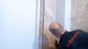 Как, панель вставлять в стартовую рейку.