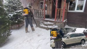 Расчистка снега воздуходувкой