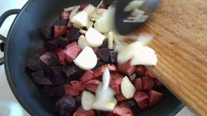 Фиолетовый картофель, тушёный с луком! НЕОБЫЧНО и очень вкусно!