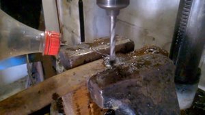 Сверление рессоры для ножей почвофрезы, заточка ножей