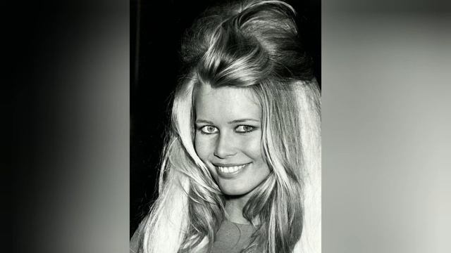 КЛАУДИЯ ШИФФЕР- королева подиума, муза Карла Лагерфельда и рекордсменка обложек глянца смотреть онлайн