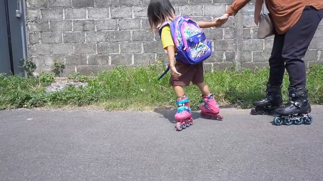 BERANGKAT SEKOLAH PAKE SEPATU RODA! LEIKA смотреть онлайн