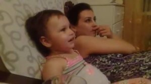 Девочка смеётся.