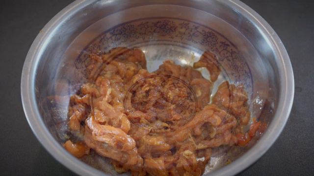 尖椒干豆腐炒肉丝，怎么炒入味好吃？青椒千张肉丝的家常做法，百叶炒肉丝的正确做法，大厨教你一招，专业腌制肉丝方法，肉丝滑嫩，怎么炒都很嫩。#炒肉丝#千张肉丝#千张炒肉丝#尖椒干豆腐#干豆腐炒肉丝#下饭