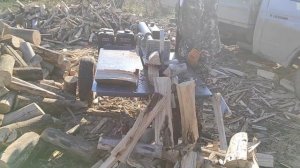 Работа гидравлического дровокола ГОРЫНЫЧ 9 тонн.