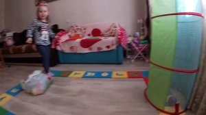 Спортивные занятия дома для ребенка | Полоса препятствий дома | Home obstacle course for a child