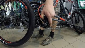 Как снять заднее колесо велосипеда