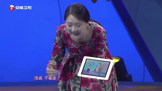 爆笑！博士父母带着龙凤胎出场，妹妹边哭边爬，哥哥却在起点思考人生完全不动，博士爸爸也没折了【加油好baby】 смотреть онлайн