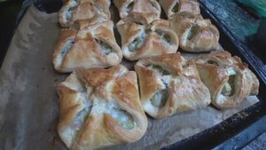 Булочки из слоеного теста с ревенем