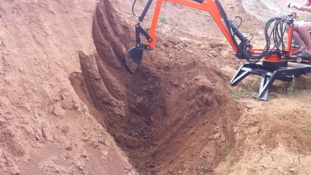 Мини экскаватор прицепной Ti-Ex 13 в карьере. Строительная техника. Дача.