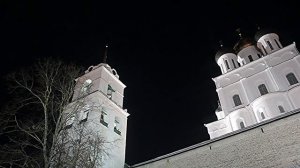 Заход Луны за колокольню Троицкого собора Пскова