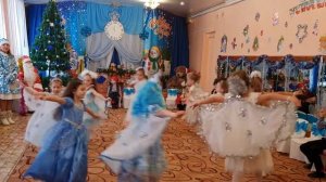 Танец снежинок "Пока часы двенадцать бьют"