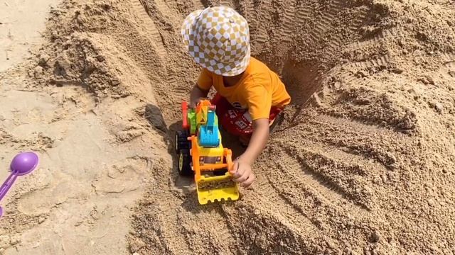 Малыш и сонный папа играют в трактор экскаватор и динозавра на пляже смотреть онлайн