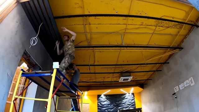 Тёмная кубота на жёлтом ? смотреть онлайн