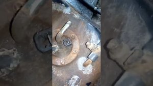 Выкручиваем заржавелые болты датчика уровня топлива.
