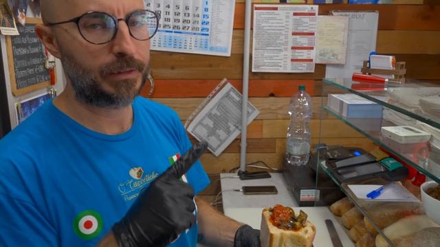 Pizza? No, another street food made in Naples. " 'O Cuzzetiello, Napoli" смотреть онлайн