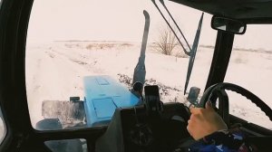 Девушка мастерски чистит снег на тракторе МТЗ 82