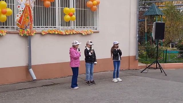 Ансамбль "Улыбка" - Молодая лошадь смотреть онлайн