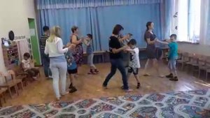Танец мам с детками в садике