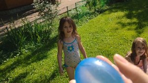 Василиса, Алиса и Леся играют во дворе с водяными шариками. Fun with water ball