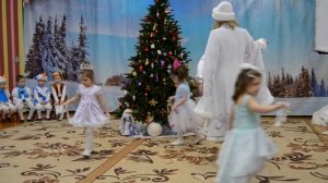 Новогодний утренник в садике. Вероничка наша бусинка. Танец бусинок