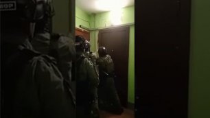 🙂 В Питере спецназ зашёл на чай к мужику, который распространял фейки о российской армии