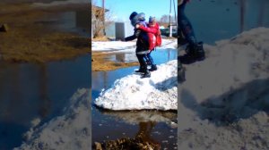 3 девочки прыгнули в лужу??мальчик упал головой в лужу шооок!!