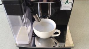 Кофемашина Delonghi ECAM 23.460.B готовит капучино.