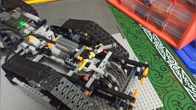 Собрал гусеничный вездеход из Lego Technic с ломающейся рамой и отвалом! смотреть онлайн