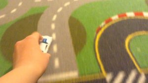 Марк и машинки гоняют по дороге