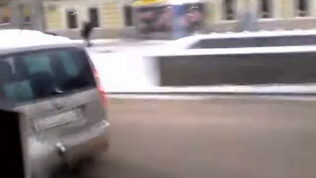 Машина едет назад чего????