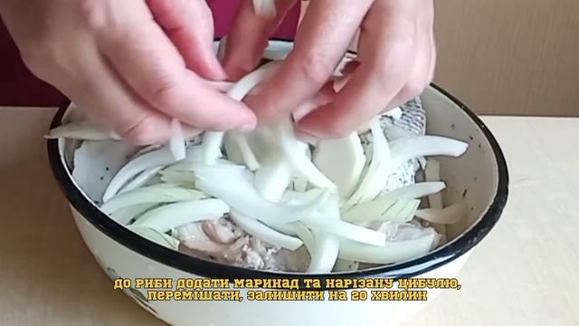 Запечена риба з картоплею і помідорами.