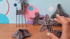 Рождественские игрушки из бумажной лозы.