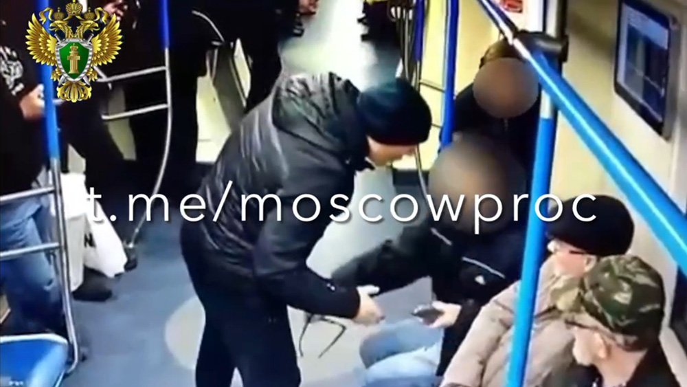 В московском метро мужчина головой ударил подростка / События на ТВЦ